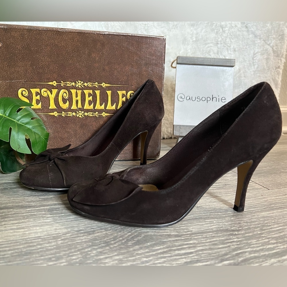 Seychelles Modern Love stiletto in lucious Chocolate Suede. Size 7.5